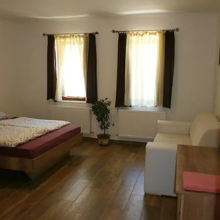公寓 Klara Apartman